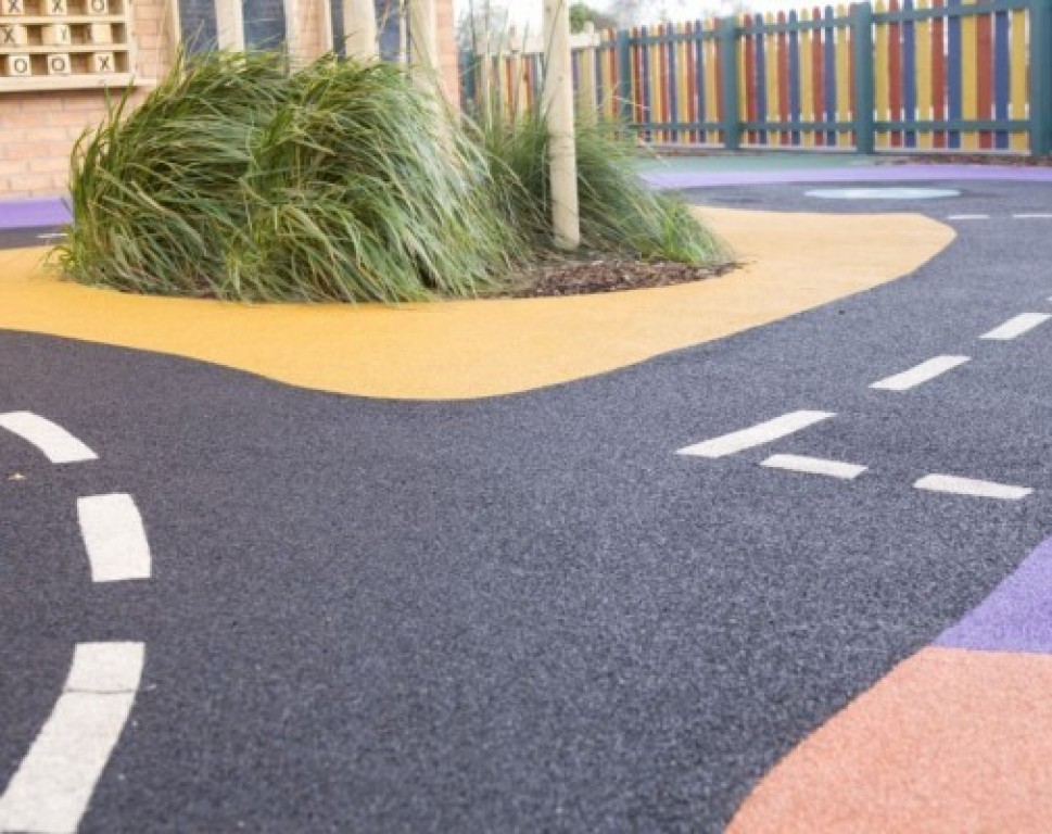 Smūgius sugerianti liejama EPDM danga aikštelėms