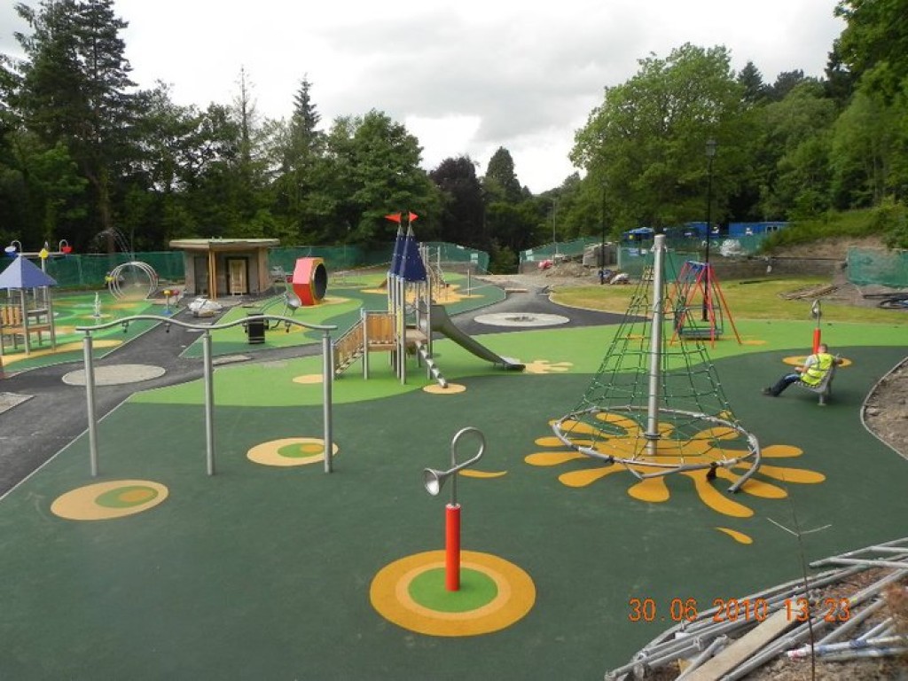 Smūgius sugerianti liejama EPDM danga aikštelėms