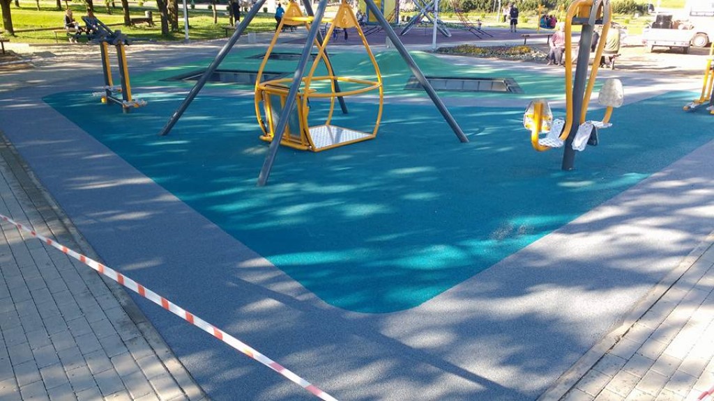 Smūgius sugerianti liejama EPDM danga aikštelėms