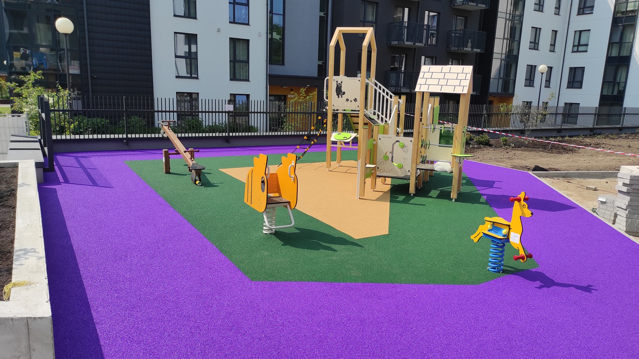 vaikų žaidimų aikštelių dangos