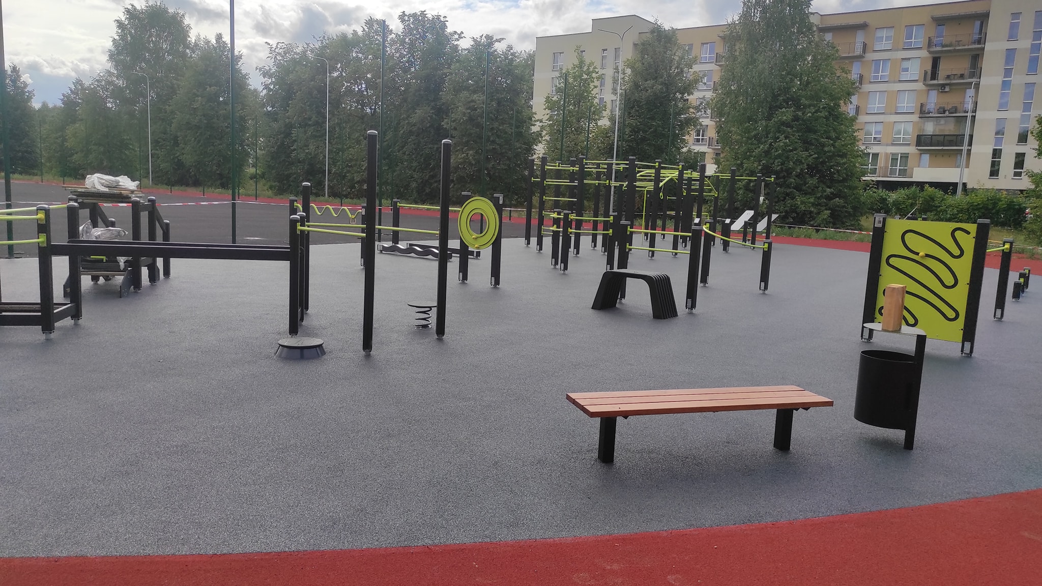 vaikų žaidimų aikštelių liejamos dangos