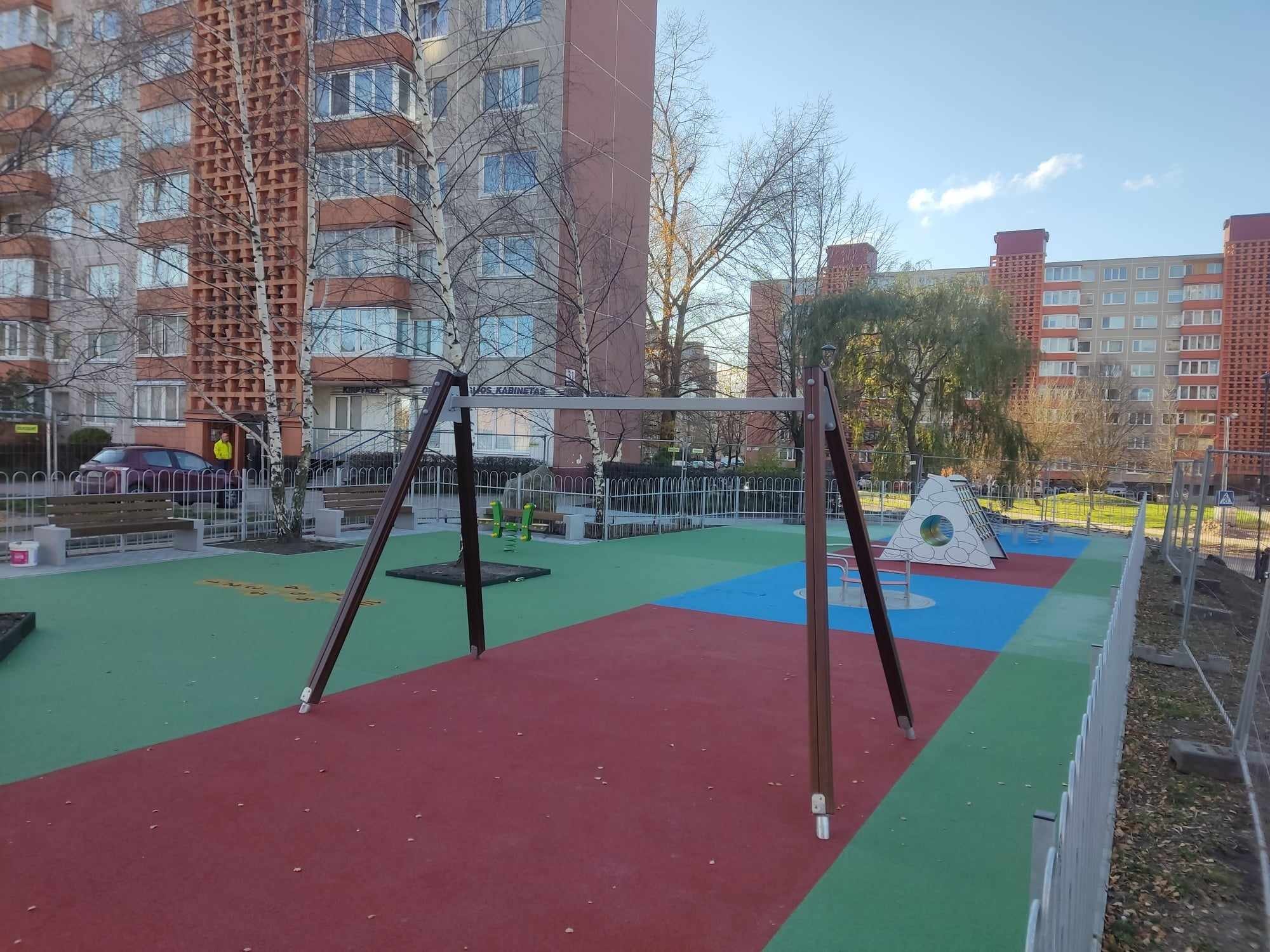 vaikų žaidimų aikštelių liejamos dangos