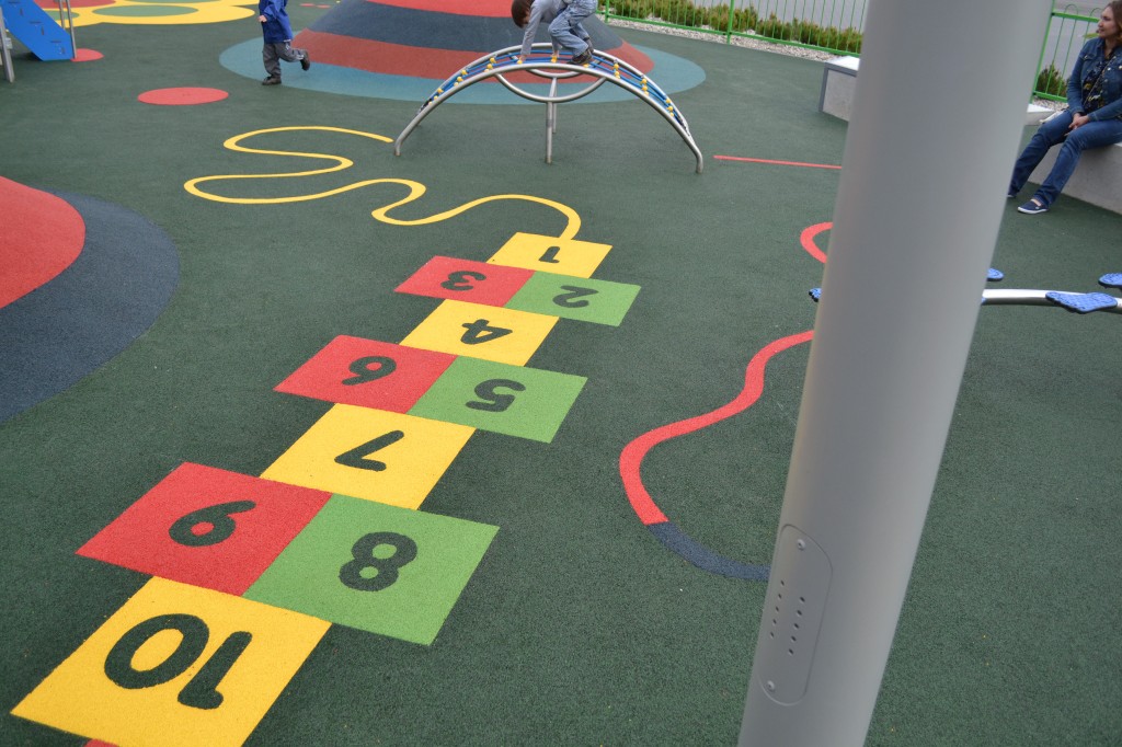 Danga žaidimų aikštelei su spalviniais elementais