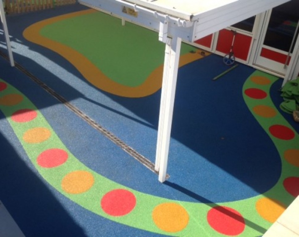 spalvota liejama danga