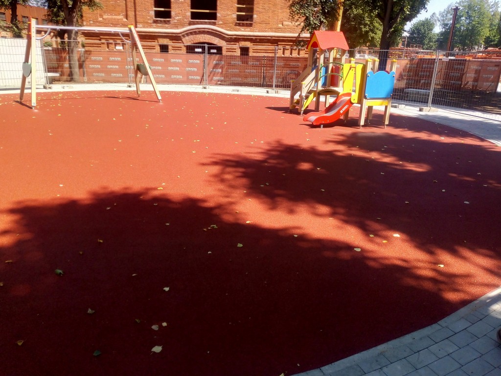 spalvota liejama danga